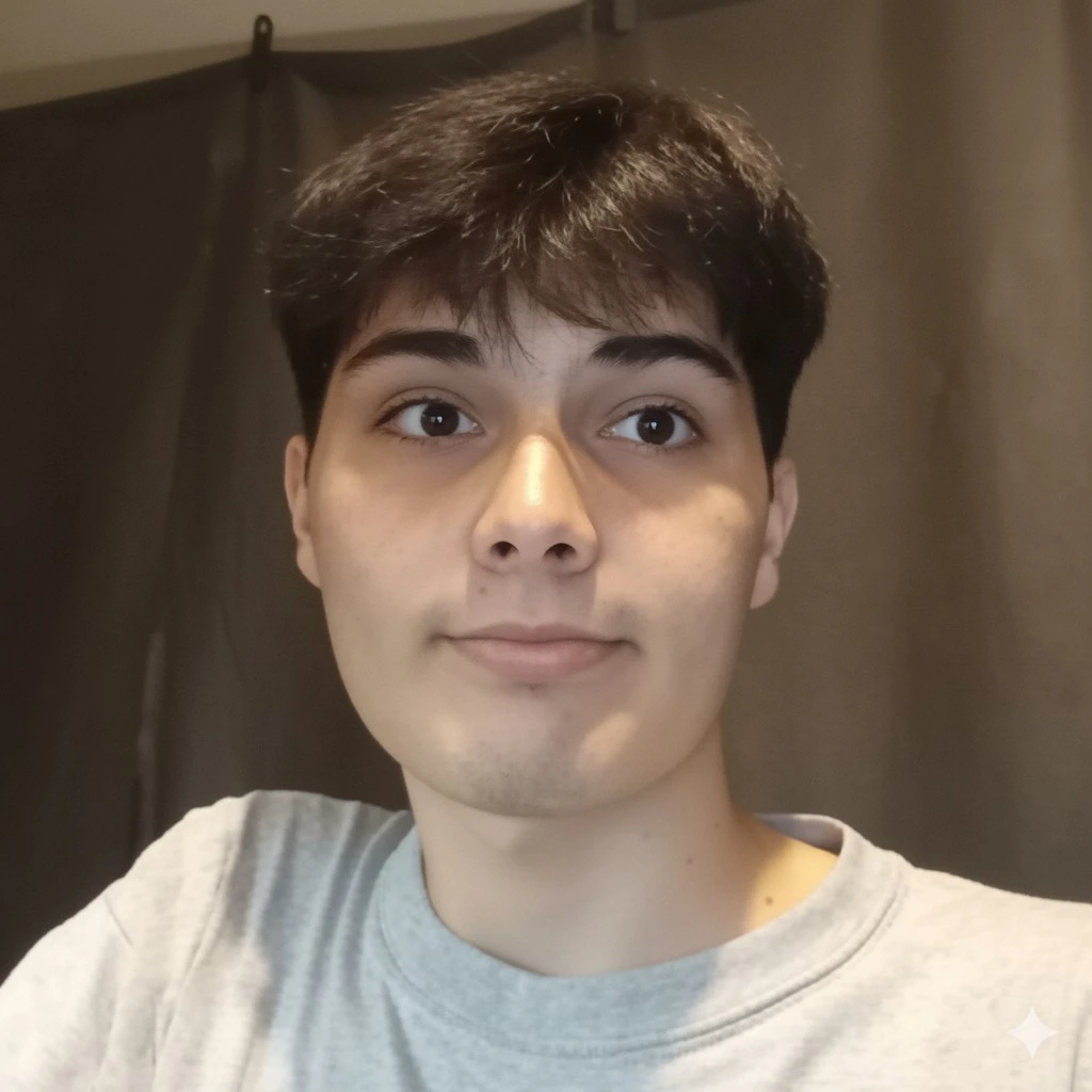 Retrato frontal de Leonardo Bringas, un joven de cabello oscuro con una camiseta gris, posando para una fotografía personal