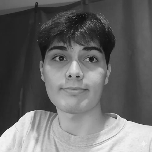 Retrato de Leonardo Bringas en blanco y negro de un joven con pelo oscuro y remera clara